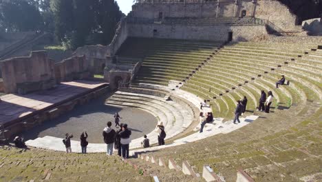 Personas-Que-Visitan-El-Gran-Teatro-Conservado-En-El-Parque-Arqueológico-De-Pompeya-En-Nápoles,-Italia