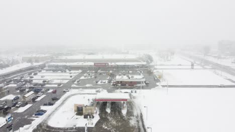 Drohnenansicht-Einer-Tankstelle-In-Einem-Wintersturm