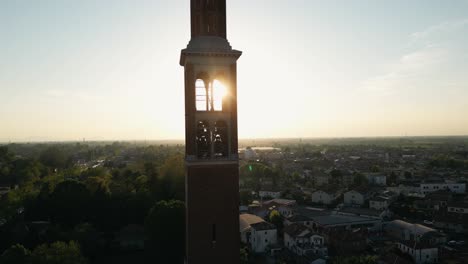 Campanario-Retroiluminado-Luz-Del-Atardecer-Sobre-La-Ciudad-De-Mira-En-El-Sur-De-Véneto,-Norte-De-Italia