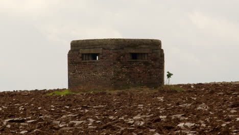 Wide-shot-of-WW2-pillbox-next-to-Happisburgh-lighthouse-at-Happisburgh-in-March-2024