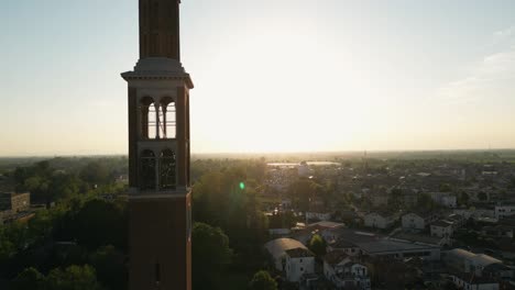 Turm-Bei-Sonnenuntergang-über-Der-Stadt-Mira-Im-Südlichen-Venetien,-Norditalien