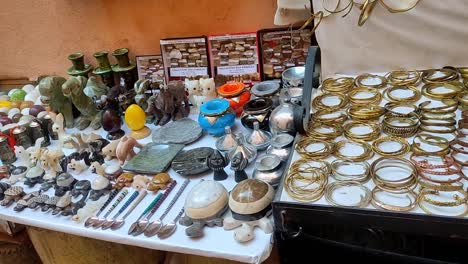 Verkaufstisch-In-Marokko-Mit-Viel-Schmuck-Und-Kunst-Zum-Verkauf-In-Einer-Schattigen-Gasse