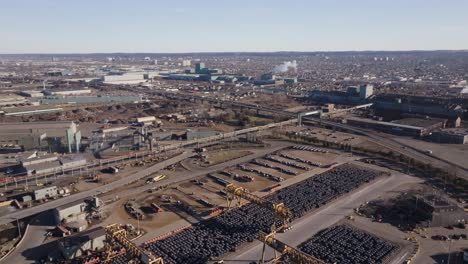 Hamilton,-Ontario-Präsentiert-Industrielandschaft-Mit-Reihen-Geparkter-Fahrzeuge,-Luftaufnahme