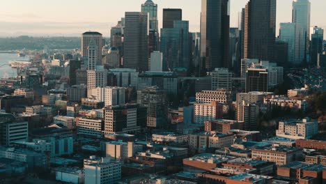 Weitläufige-Innenstadt-Von-Seattle-Und-Eine-Skyline-Von-Wolkenkratzern-Sitzen-In-Der-Nachmittagssonne-Zwischen-Puget-Sound-Und-Der-Autobahn-Voller-Verkehr