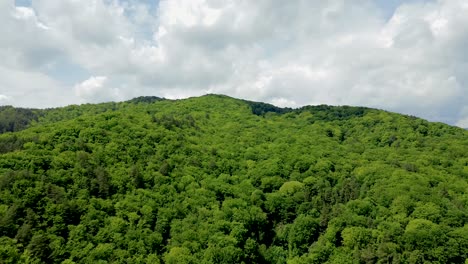 Imágenes-Cinematográficas-De-Drones-Aéreos-De-4k-Volando-Sobre-Una-Hermosa-Montaña-En-Un-Valle-Ubicado-En-El-Lado-Rumano-De-Los-Cárpatos