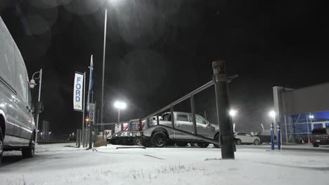 Coches-En-El-Estacionamiento-Durante-Las-Tormentas-De-Nieve-Por-La-Noche.