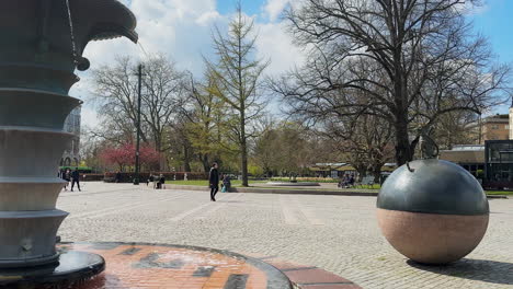 Fuente-Con-Estatua-De-Grifo-Sobre-Una-Pelota-En-La-Plaza-Gustav-Adolf-En-Malmo,-Suecia