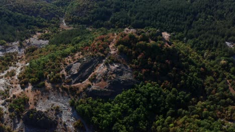 Harman-Kaya,-Antiguo-Santuario-De-Rocas-Tracias-Con-Vegetaciones-Otoñales-En-La-Montaña-Ródope,-Bulgaria