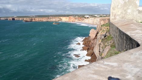 Vistas-Costeras-Desde-La-Fortaleza-En-Sagres,-Algarve,-Portugal.