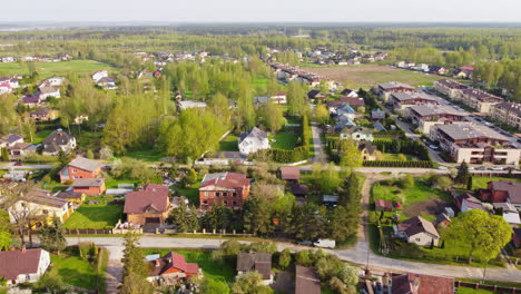 Acogedor-Pueblo-De-Letonia-En-Un-Día-Soleado-De-Verano,-Vista-Aérea-De-Drones