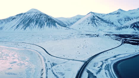 Vista-Aérea-Al-Atardecer-De-La-Carretera-Escénica-En-Islandia-Temporada-De-Invierno-Paisaje-Blanco-Como-La-Nieve