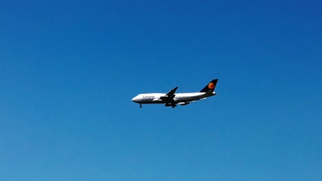 Una-Vista-Aérea-De-Un-Avión-Comercial-De-Lufthansa-Aterrizando-En-Un-Día-Soleado.