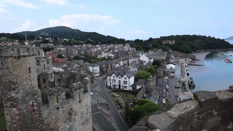 Conwy-Castle-In-Wales-Mit-Weitwinkelvideo,-Das-Von-Rechts-Nach-Links-Schwenkt