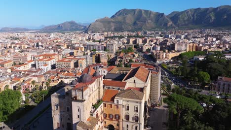 Die-Aufnahme-Eines-Booms-Aus-Der-Luft-über-Dem-Königspalast-Zeigt-Die-Wunderschöne-Stadtlandschaft-Von-Palermo