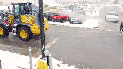 Gelbe-Planierraupe-Räumt-Schneehaufen-Vom-Parkplatz-Eines-Einkaufszentrums