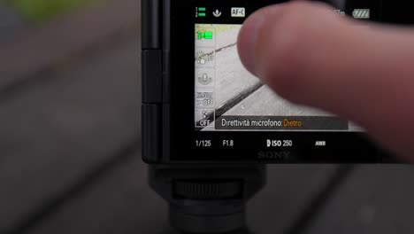 Adjusting-video-settings-on-mirrorless-camera-screen