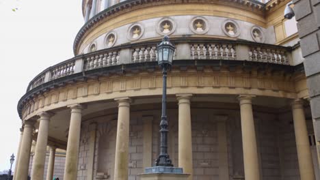 Imagen-Inclinada-Del-Museo-Nacional-De-Irlanda,-Edificio-De-Arqueología-En-Dublín,-Irlanda