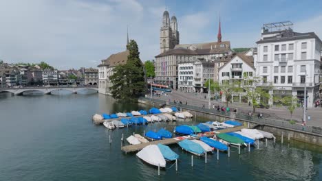 Langsam-Vorwärts-Schwenkende-Drohne,-Die-Stadtbewohner,-Verkehr-Und-Skyline-Zeigt