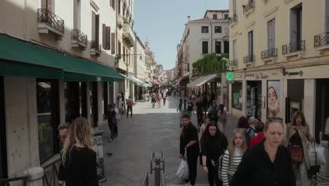 Gente-Abarrotada-En-Las-Calles-Del-Mercado-Veneciano-De-Venecia,-Italia.