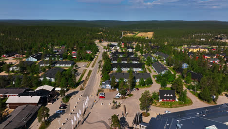 Vista-Aérea-De-Un-Hotel-Spa-Y-Condominios-De-Vacaciones-En-El-Pueblo-De-Saariselka,-En-Laponia.