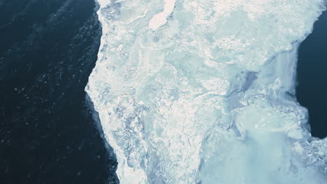 Vista-Aérea-Del-Glaciar-De-Hielo-Congelado-Que-Se-Derrite-En-Un-Drone-ártico-Vuela-Cerca-Del-Derretimiento-Del-Glaciar-Causando-El-Aumento-Del-Nivel-Del-Mar-Calentamiento-Global-Concepto-De-Cambio-Climático