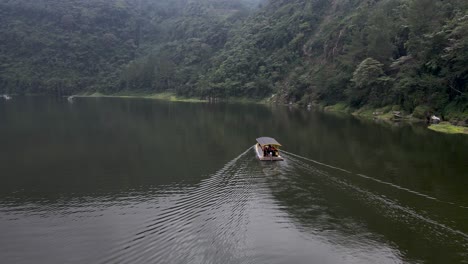 Aerial-view,-traditional-tourist-boats-sailing-the-lake