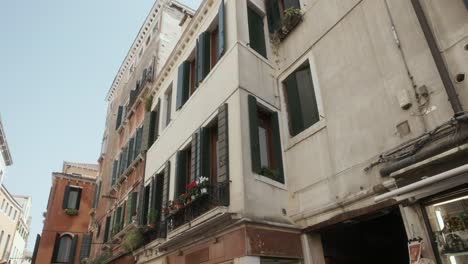 Caminando-Por-Las-Calles-De-La-Ciudad-Histórica-Con-Edificios-Tradicionales-En-Venecia,-Italia