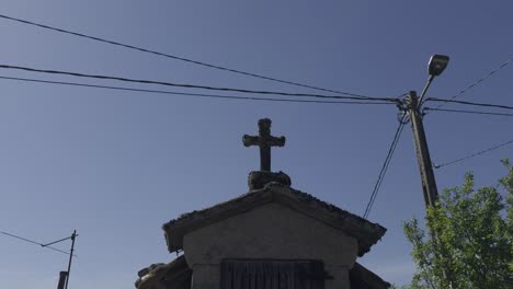 Granero-Tradicional-Con-Antigua-Cruz-De-Madera,-Paredes-Y-Tejas-Galicia-España