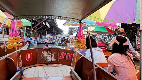 damnoen-saduak-floating-market-in-the-morning