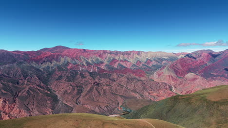 Un-Hiperlapso-Lateral-Captura-El-Famoso-E-Icónico-Cerro-De-Los-14-Colores,-Conocido-Como-&#39;el-Hornocal&#39;,-En-Jujuy,-Argentina,-Mostrando-Sus-Vibrantes-Y-Fascinantes-Laderas-Multicolores.