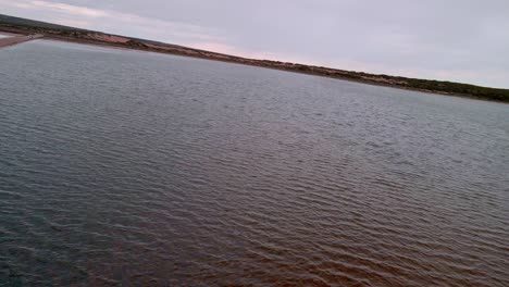 Vehículo-Recreativo-Conduciendo-Por-La-Carretera-En-El-Lago-Macdonnell-En-La-Península-De-Eyre,-Australia-Del-Sur