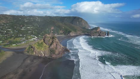 Roca-Del-León-Con-Olas-En-El-Mar-De-Tasmania.