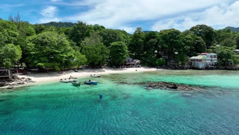 Alojamiento-Residencial-Y-Turístico,-Naturaleza-Costera,-Hermosas-Playas.