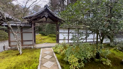 Wooden-Fence-And-Gate-In-A-Japanese-Garden-Of-Saihō-ji-Temple-In-Kyoto,-Japan