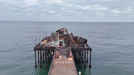 Oceanside-Pier,-Kalifornien,-Feuer-Beschädigte-Das-Ehemalige-Rubys-Diner,-Drohnenflug-Und-Schneller-Vorbeiflug-An-Den-Verbrannten-Überresten-Des-Restaurants