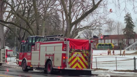 Feuerwehrleute-Reagieren-Auf-Einen-Gebäudebrand-In-Der-Ferne