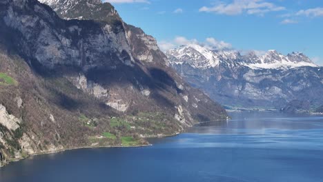 Vistas-Cautivadoras-Muestran-Las-Serenas-Aguas-Del-Lago-Walensee-En-Suiza,-Abrazadas-Por-Majestuosas-Montañas-Adornadas-Con-Picos-Nevados,-La-Belleza-Del-Paisaje-Natural.