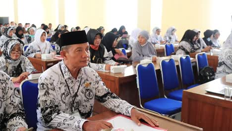 Eine-Gruppe-Von-Lehrern-Trifft-Sich-Am-21.-September-2022-In-Pekalongan,-Indonesien