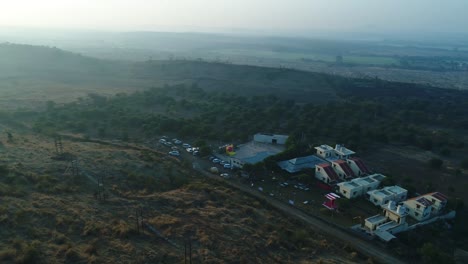 La-Cámara-Del-Dron-También-Captura-Una-Gran-Parcela-De-Fiesta-Y-Muchas-Casas-De-Vecindad-En-Los-Alrededores.