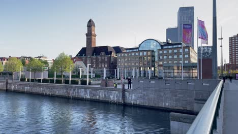 Friedliche-Landschaft-Von-Malmö-Während-Der-Goldenen-Stunde-Im-Hafengebiet-Der-Stadt