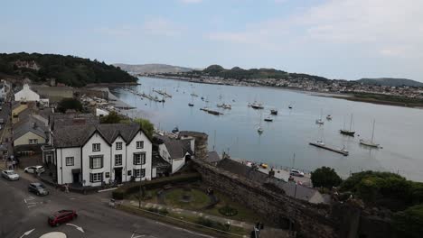 Castillo-De-Conwy-En-Gales-Con-Vídeo-Panorámico-De-Izquierda-A-Derecha-Hasta-El-Agua