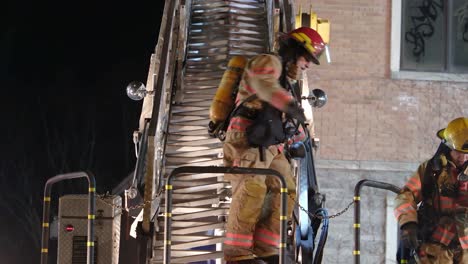 Los-Bomberos-Bajan-Una-Escalera-Después-De-Combatir-El-Incendio-De-Un-Edificio-Abandonado.