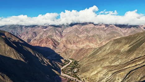 La-Belleza-Dinámica-De-Las-Montañas-De-Los-Andes-En-Jujuy,-Argentina,-Sudamérica,-A-Través-De-Un-Cautivador-Hiperlapso-De-Movimiento.