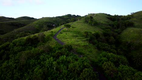 Vista-Aérea-Del-Atardecer,-Mujeres-Cabalgando-Sobre-Colinas-Verdes,-Lugares-Famosos-Bali