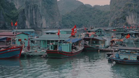 Muchos-Barcos-Locales-Estacionados-En-La-Bahía-De-Lan-Ha-En-Vietnam