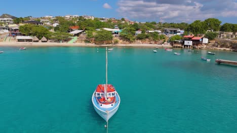 Parallaxe-In-Der-Luftumlaufbahn-Um-Ein-Schaukelndes-Segelboot,-Das-Vor-Der-Küste-Einer-Karibischen-Insel-Vor-Anker-Liegt