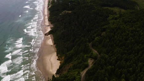 Vista-De-Pájaro-Sobre-La-Sinuosa-Carretera-A-Lo-Largo-De-Cape-Lookout-En-La-Costa-De-Oregon