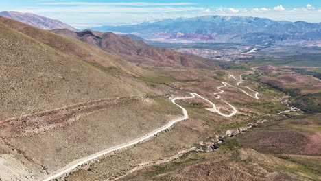 Un-Impresionante-Hiperlapso-Muestra-La-Pintoresca-Ruta-73-Que-Conduce-Al-Famoso-Mirador-Del-Cerro-De-14-Colores-En-Humahuaca,-Jujuy,-Argentina