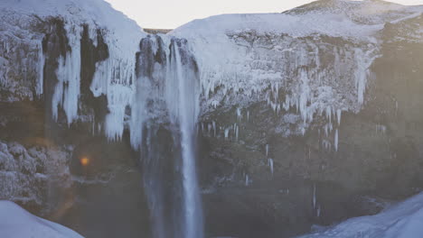 Seljalandsfoss-Cascada-Islandia-Famoso-Monumento-En-Temporada-De-Invierno,-Cámara-Lenta-Con-Destino-De-Viaje-De-Sol