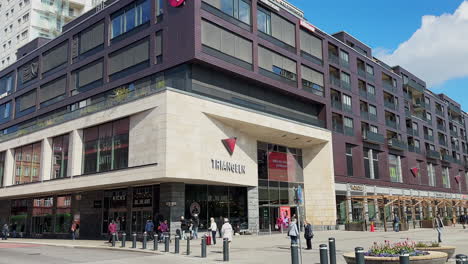 People-On-The-Shopping-Center-Mall-Of-Triangeln-In-Malmö,-Sweden